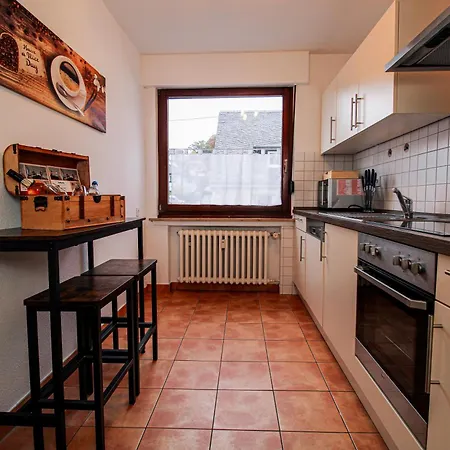 Moderne Sky Netflix Terrasse Burgblick Boxspringbett Waschtrockner Apartment
