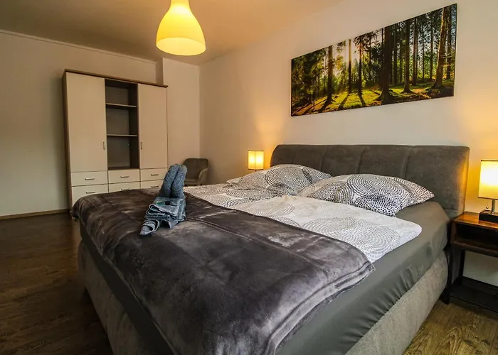 Moderne Fewo, Naehe Bahnhof, Balkon, Burgblick, Boxspringbett, Waschtrockner 아파트 불라이