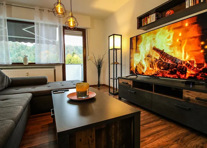 Moderne Fewo, Naehe Bahnhof, Balkon, Burgblick, Boxspringbett, Waschtrockner 아파트 불라이